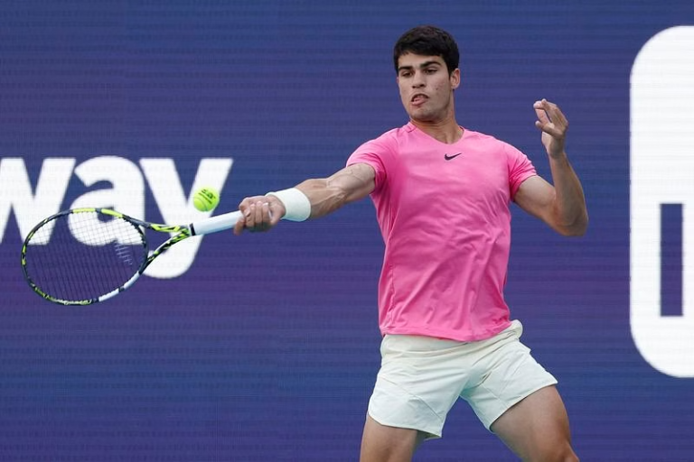 Alcaraz Dominates, Andreescu Breezes Past Kenin at Miami Open