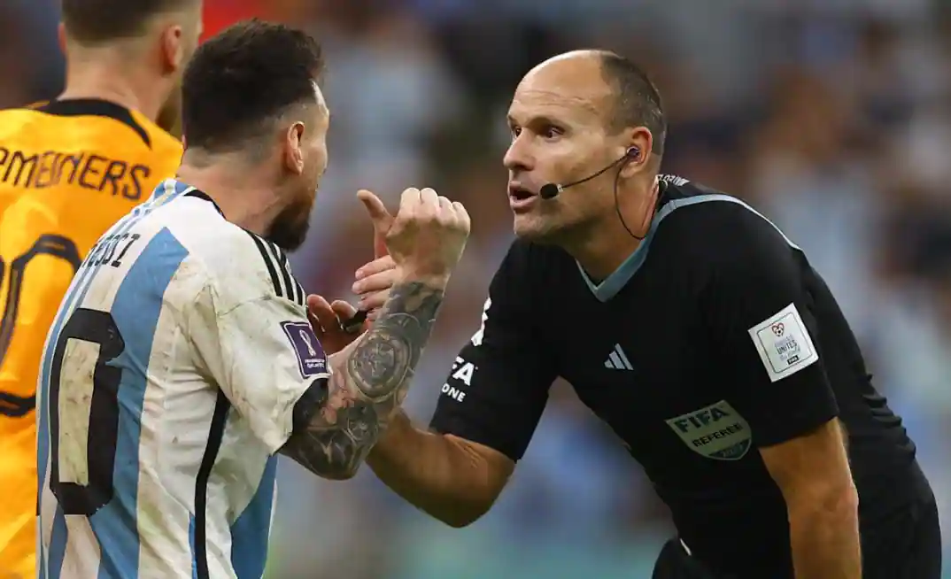 Goalkeeper Martinez Speaks Out Against Lahoz: 'World Cup's Worst Ref, by Far