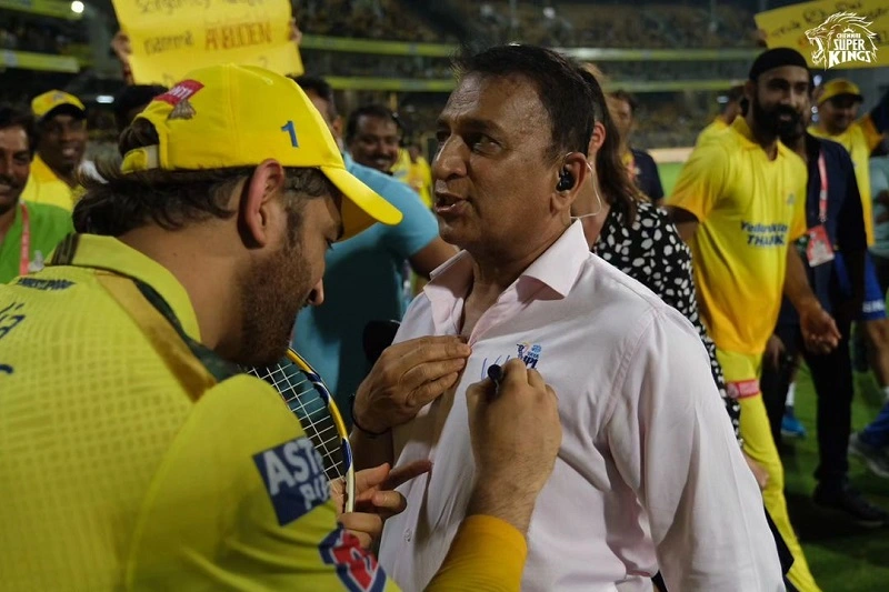 MS Dhoni signs autograph on Sunil Gavaskar’s Shirt at Chepauk MS Dhoni