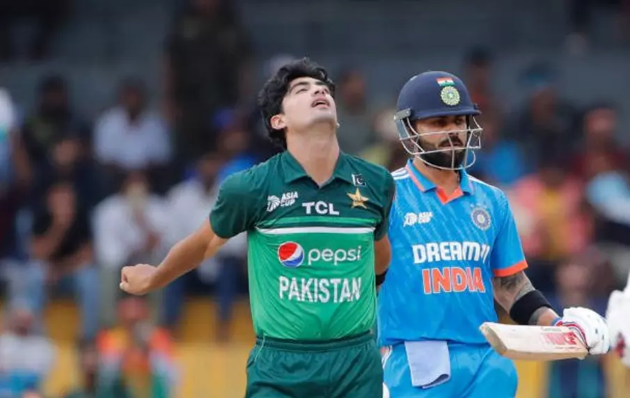 Babar Azam gives a worrying update on Naseem Shah’s injury. Naseem Shah with Virat Kohli