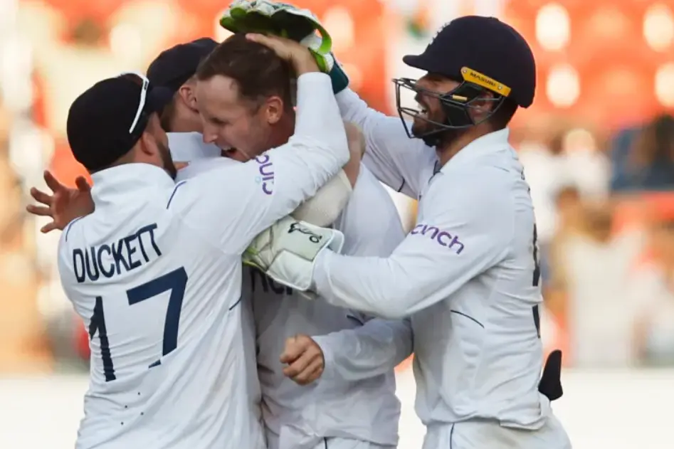 Ben Duckett and England team celebrating the wicket