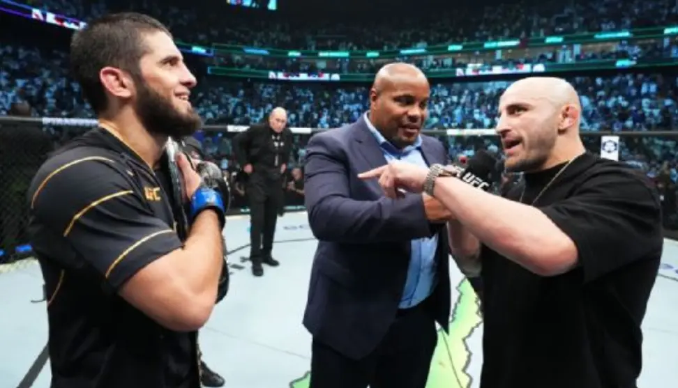 Alexander Volkanovski and Islam Makhachev in the Octagon