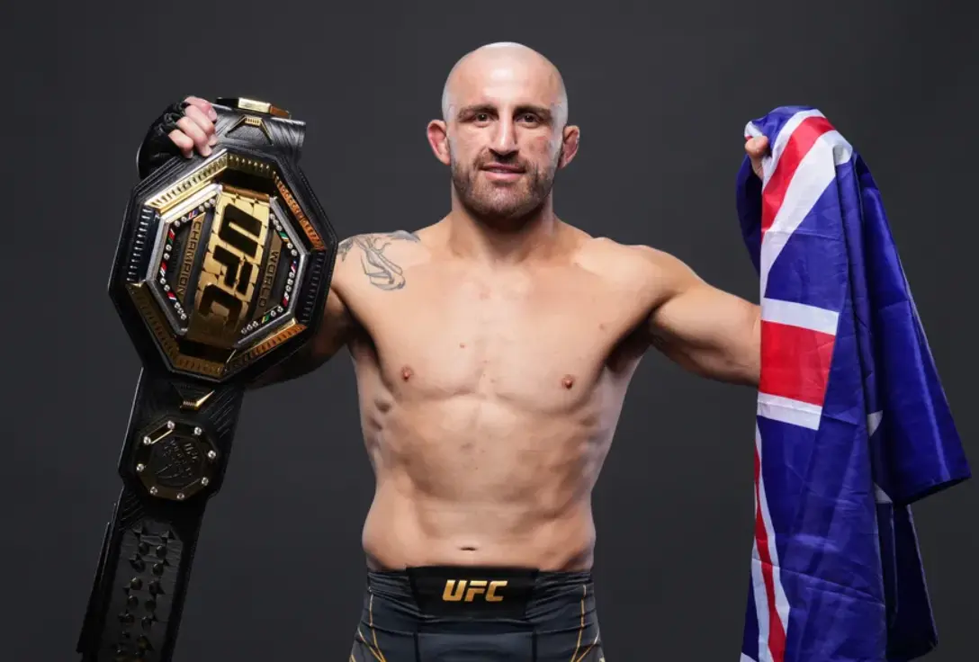 Alexander Volkanovski holding UFC belt and Australia's flag