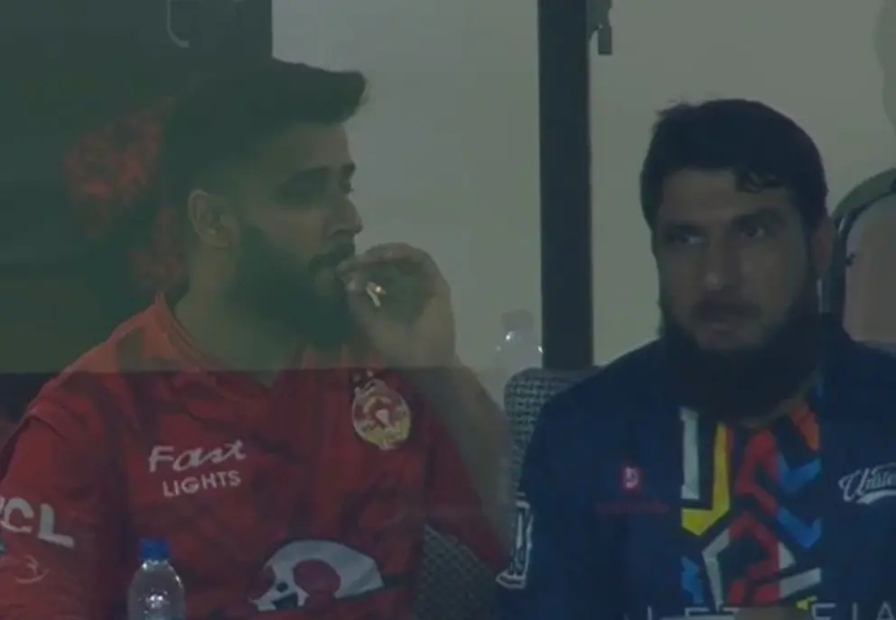 Imad Wasim smoking during PSL final