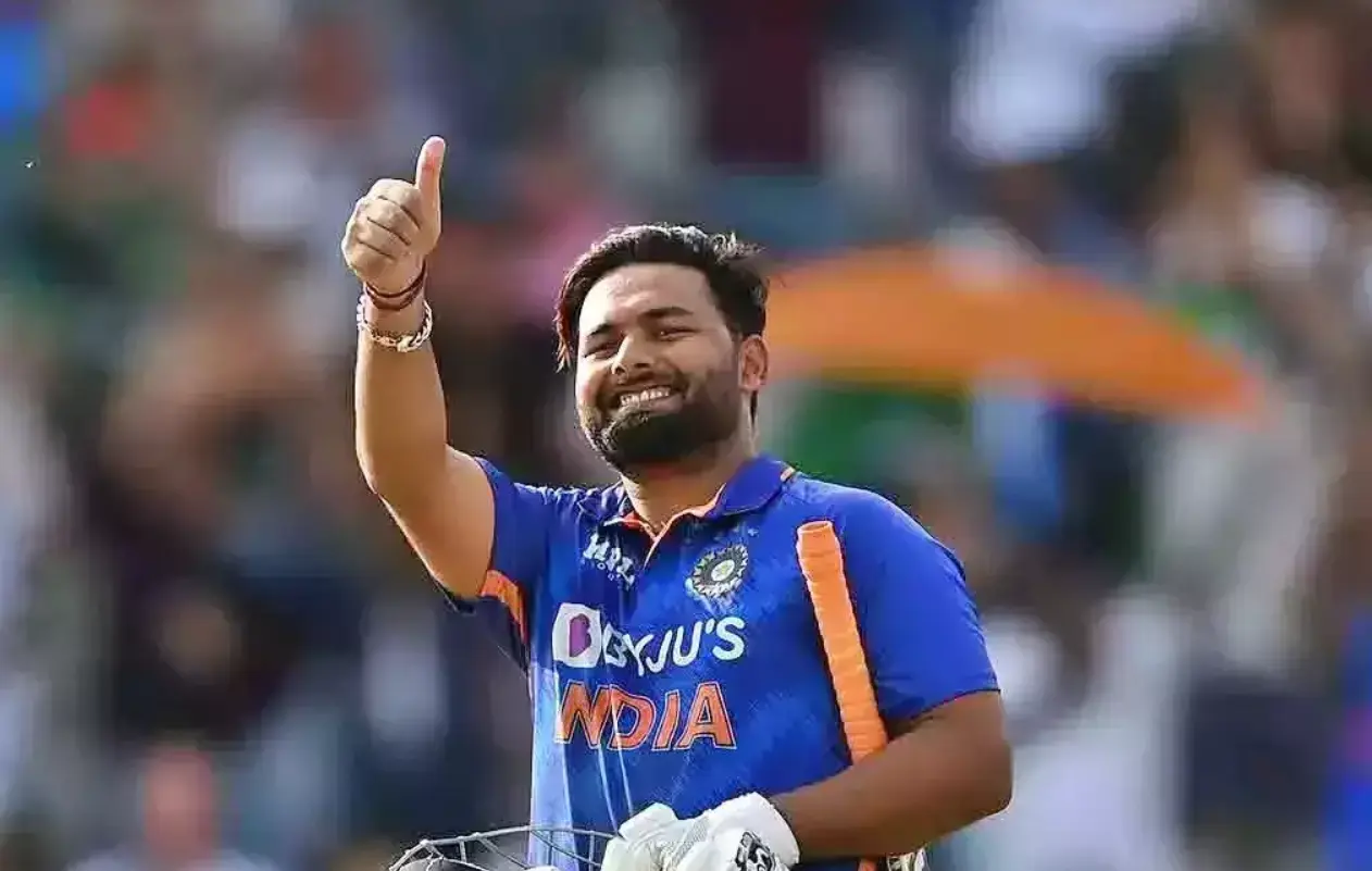 Rishabh Pant giving a thumbs up to his fans