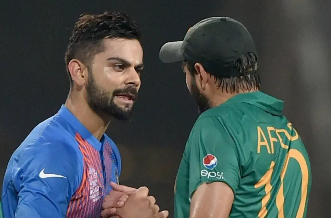 Virat Kohli and Shahid Afridi shaking hands post-match