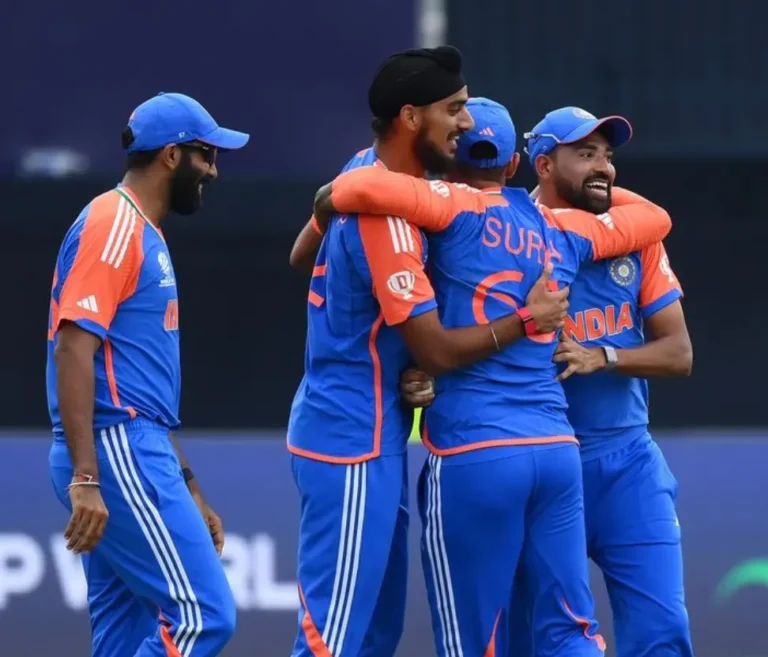 Arshdeep Singh and Indian players celebrating the wicket