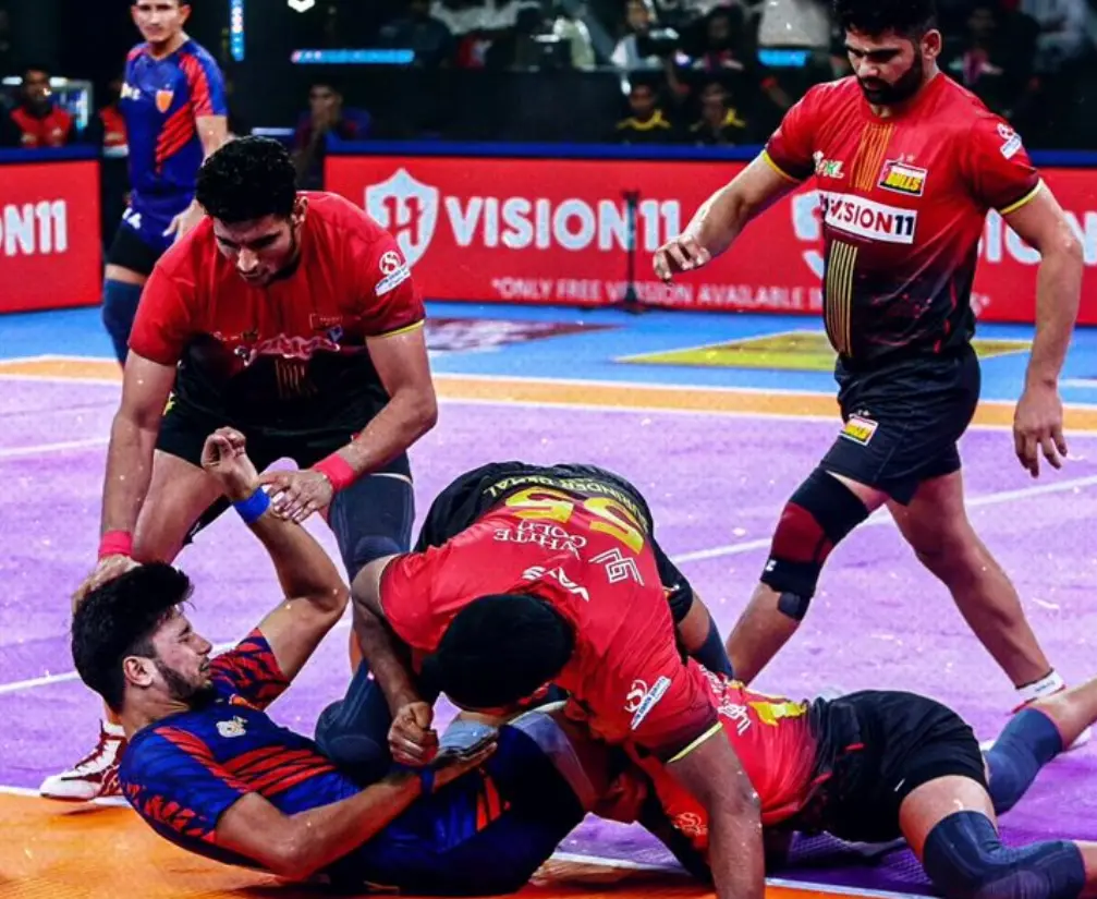 PKL 11, Match 24: Bengaluru Bulls vs Dabang Delhi| Bengaluru Bulls Snatch A Close First Win Against Delhi Dabang Delhi and Bengaluru Bulls players during a match