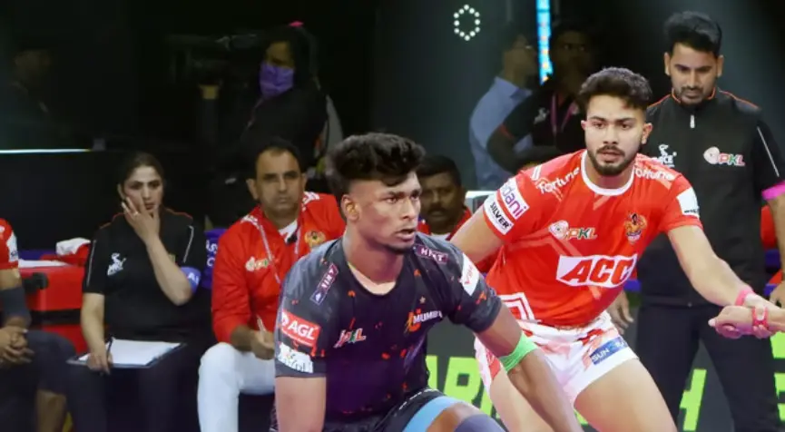PKL 11, Match 12: Gujarat Giants vs U Mumba| U Mumba Got Their First Victory Of The Season U Mumba's Ajit Chauhan during a raid against Gujarat Giants
