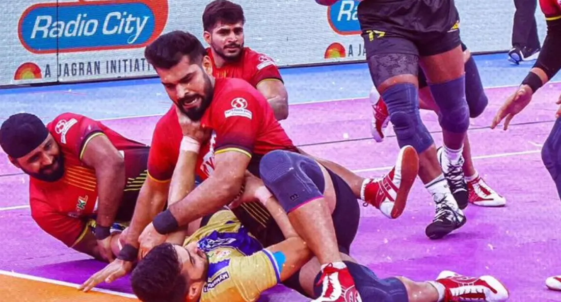 PKL 11, Match 34: Bengaluru Bulls vs Tamil Thalaivas| Bengaluru Bulls Wins A Thriller Against Thalaivas Bengaluru Bulls defenders during a Kabaddi match