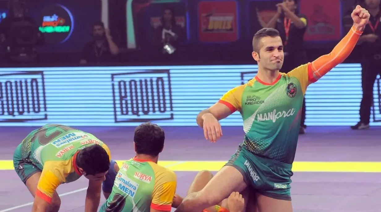 Top 10 Defenders In Pro Kabaddi League: Iranian Defender Leads The Chart Fazal Atrachali after a successful tackle