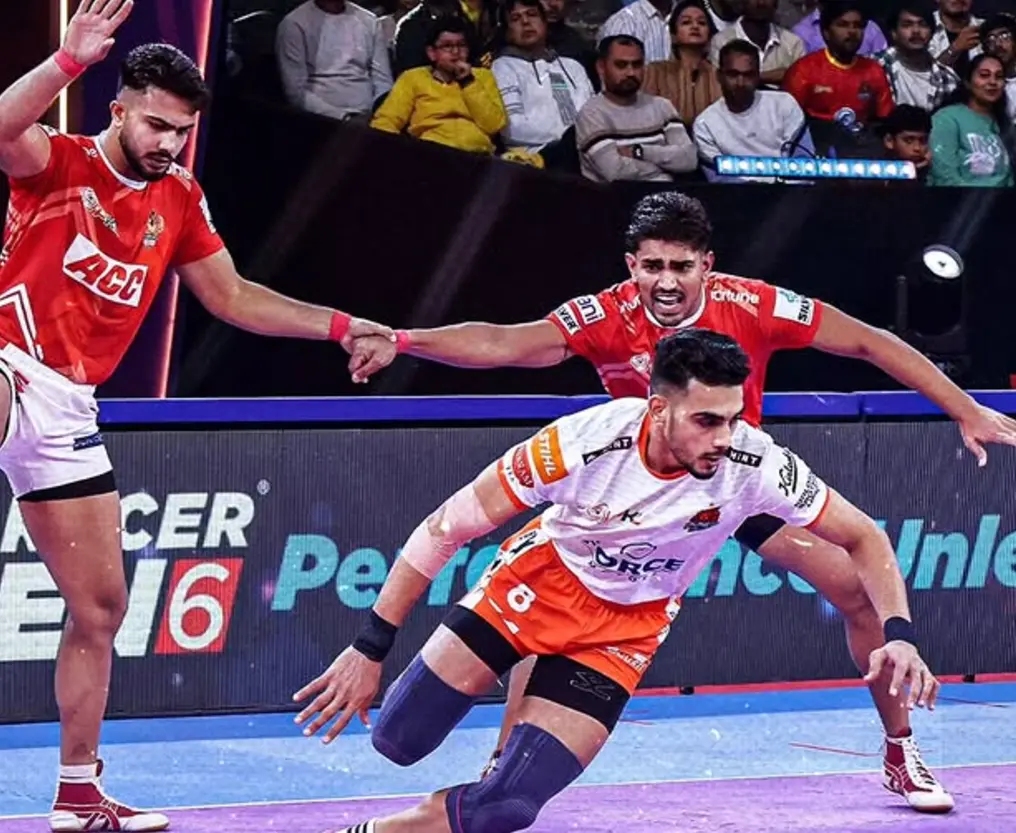 PKL 11, Match 84: Puneri Paltan vs Gujarat Giants| Puneri Paltan Climbs Up To 3rd Spot After A Dramatic Final Seconds Win Puneri Paltan raider Mohit Goyat during a match