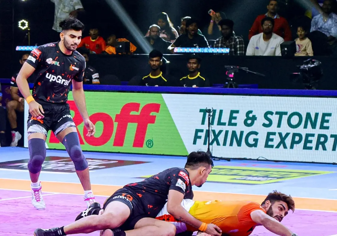 PKL 11, Match 32: Puneri Paltan vs U Mumba| Puneri Paltan Won Another To Jump At The Top Of The Table Puneri Paltan raider crossing the mid-line