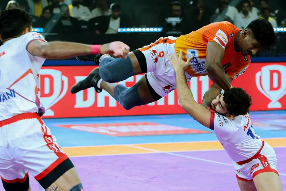 PKL 11, Match 63: UP Yoddhas vs Puneri Paltan| Nerve-Holding Clash Ended In A Tie Puneri Paltan player escaping the defender during a match