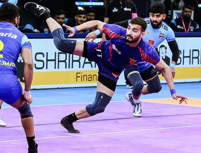 PKL 11, Match 115: Dabang Delhi vs Bengal Warriorz| Dabang Delhi Qualified For Playoffs After Massive Victory Over Warriorz Dabang Delhi's Ashu Malik during raid