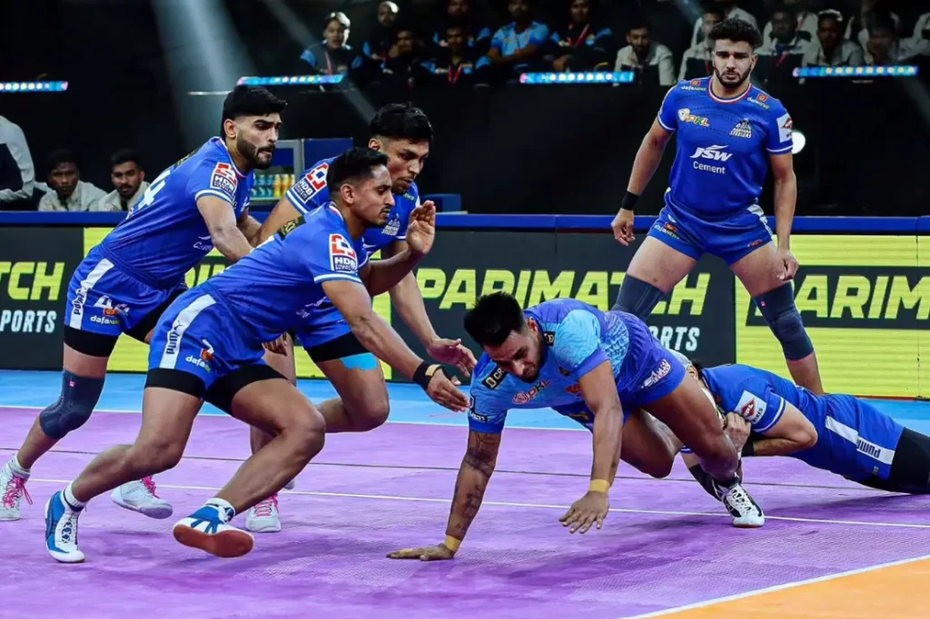 Bengal Warriorz's Maninder Singh tackled by Haryana Steelers