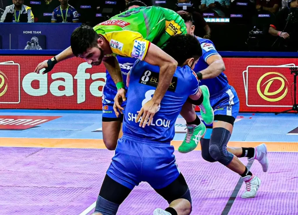 Patna Pirates raider tackled during a raid