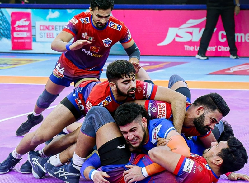 Haryana Steelers raider tackled by UP Yoddhas