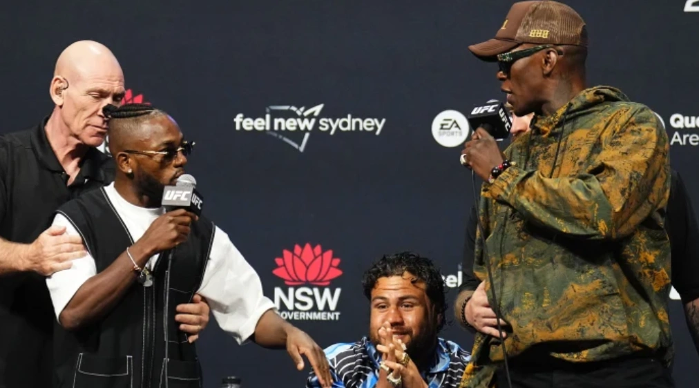 Israel Adesanya Reacted To Manel Kape’s “F**K U” Call-Out After UFC Tampa Win Israel Adesanya and Manel Kape during press conference