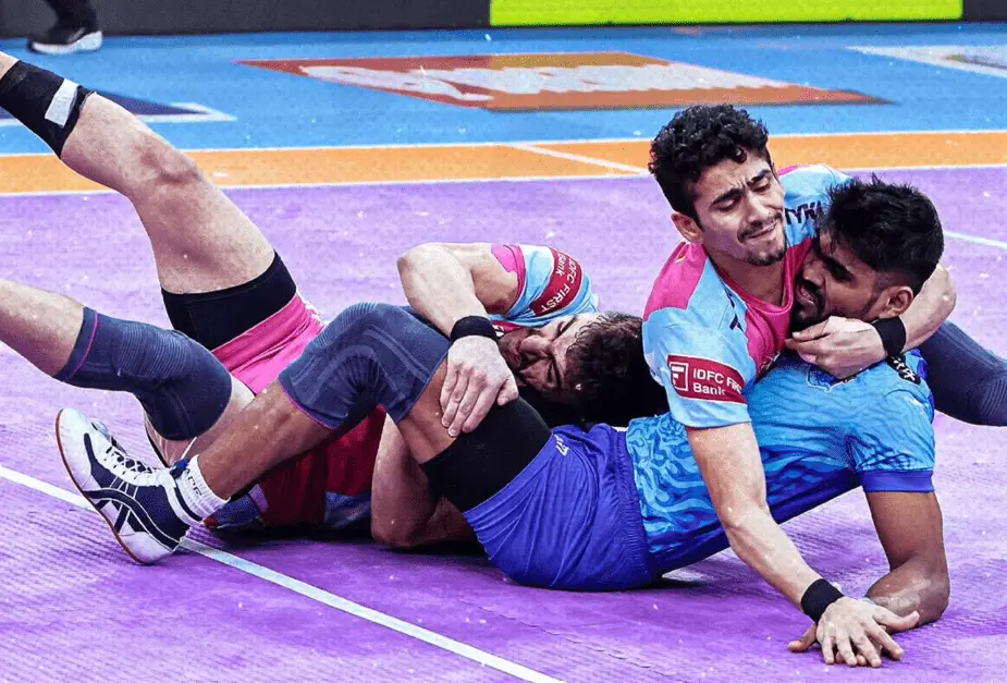 PKL 11, Match 123: Jaipur Pink Panthers vs Bengal Warriorz| Panthers Qualified For Playoff With Victory Over Bengal Warriorz Jaipur's defenders while tackling Bengal's raider