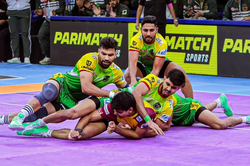 Patna Pirates defenders tackled Pawan Sehrawat during raid