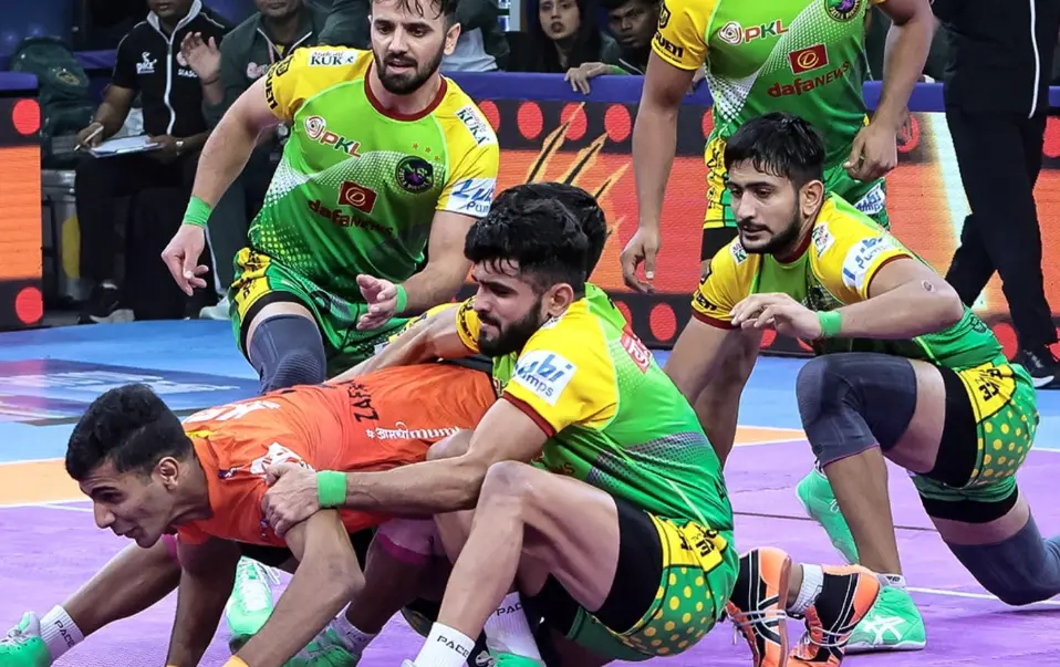 Patna Pirates defense tackling U Mumba's raider