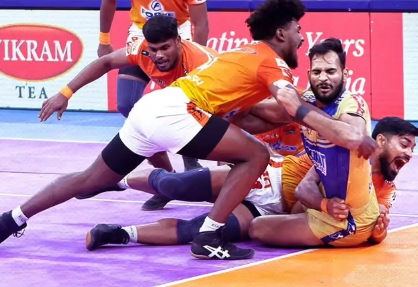 PKL 11, Match 130: Puneri Paltan vs Tamil Thalaivas| Paltan Ended Their Season On A Win-Note Puneri Paltan defenders during a tackle