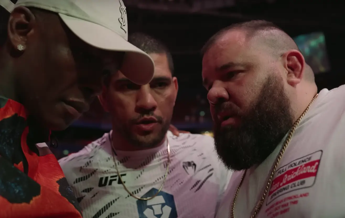 Alex Pereira, Israel Adesanya and Plinio Cruz talking to each other