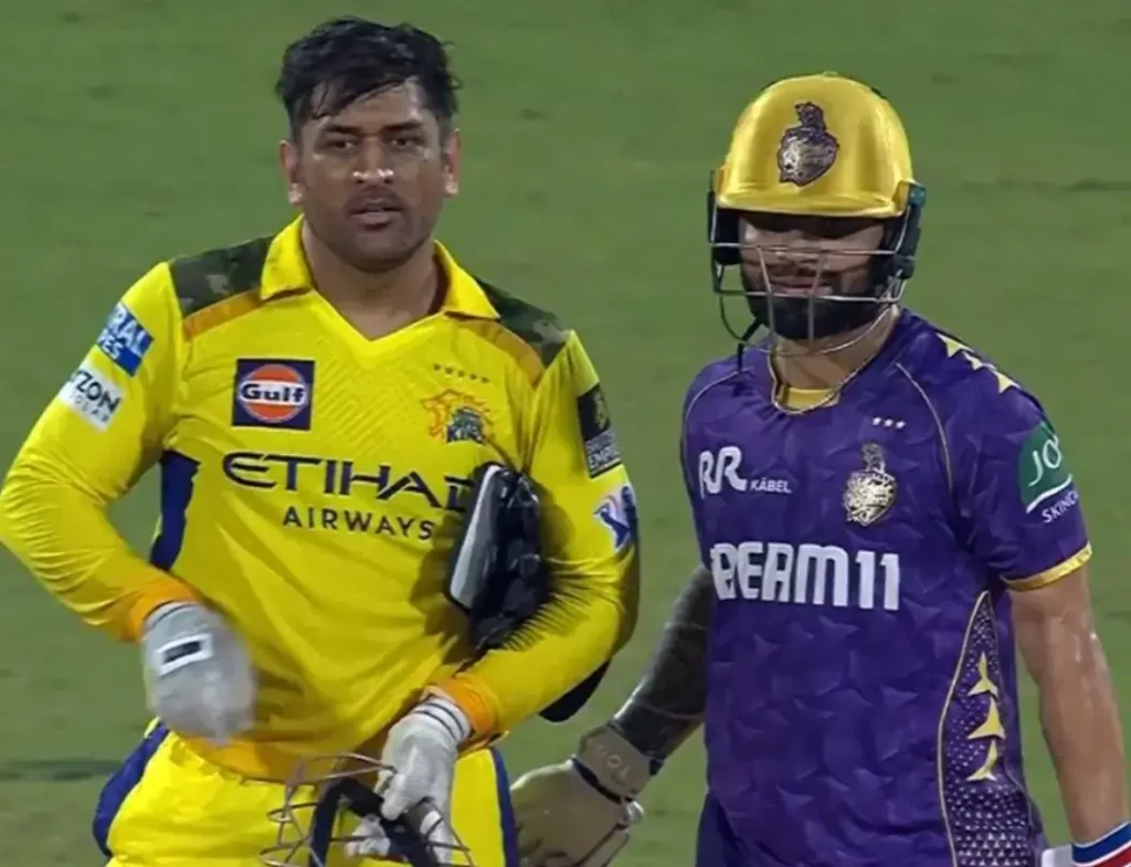 MS Dhoni and Rinku Singh during an IPL match