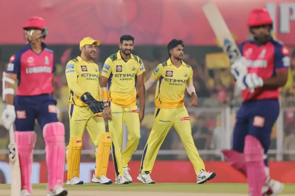 MS Dhoni and CSK players during an IPL match