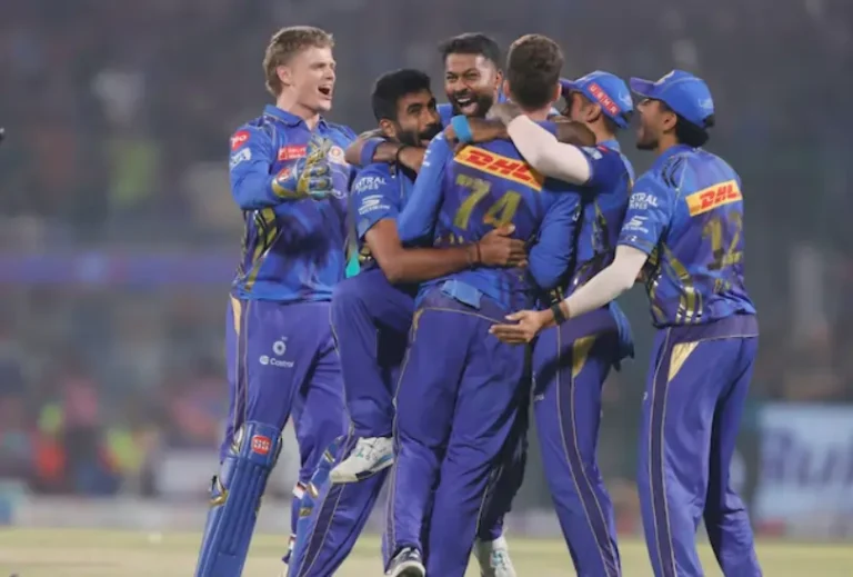 Hardik Pandya and other MI players during an IPL match