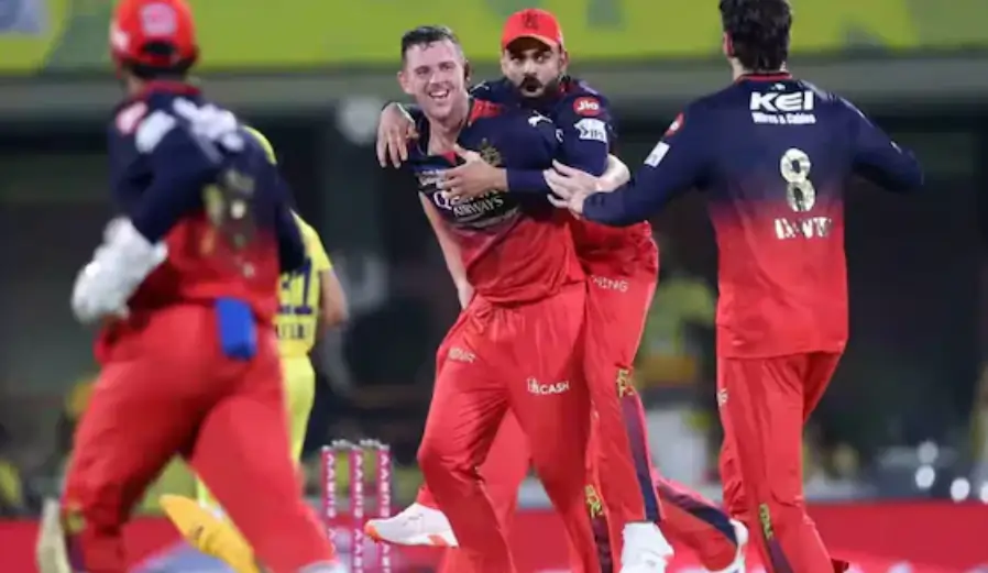 Virat Kohli with RCB players during an IPL match