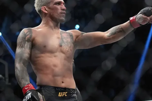 “He has a very heavy hand” Charles Oliveira Picks His Favorite To Win Between Max Holloway And Dustin Poirier Fight Charles Oliveira during his fight