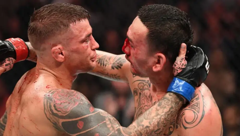 Dustin Poirier and Max Holloway during their fight