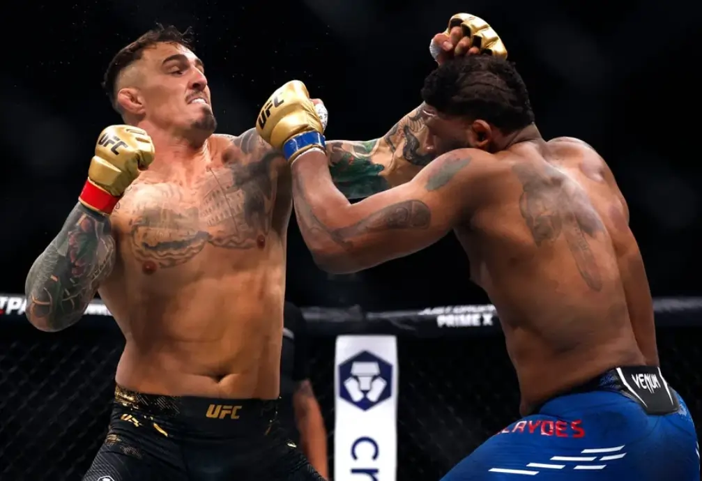 Tom Aspinall vs Curtis Blaydes during their fight